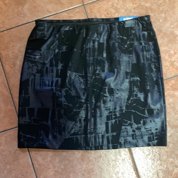 Simply Vera Ponte skirt mini stretch waist medium color is grey foil. NWT - Picture 3 of 6